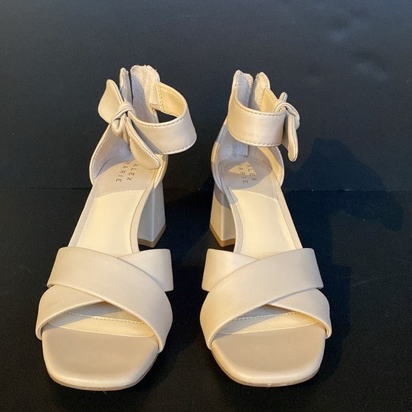 Alex Marie Adeline Leather Bow Block Heel Sandals Bisque Sz 6 - Picture 2 of 8